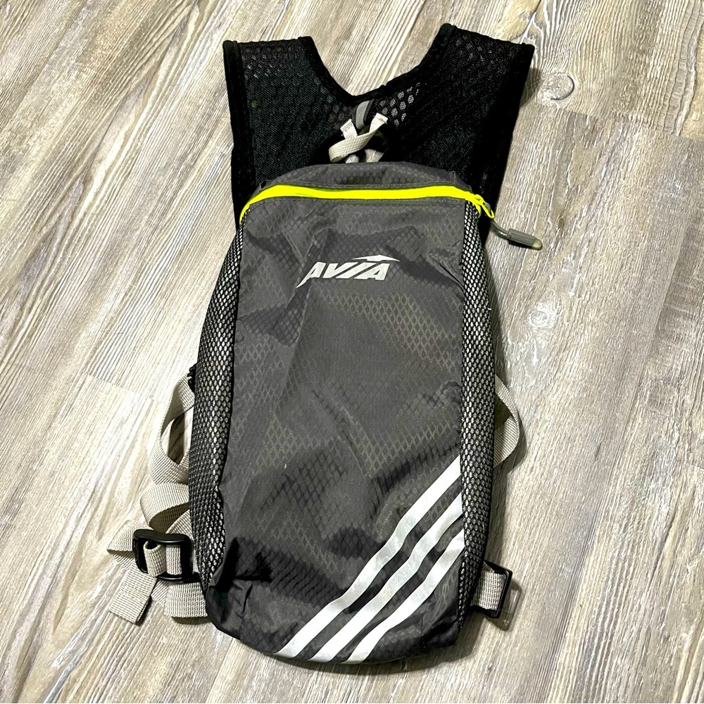 Avía hydration backpack, grey/neon green.